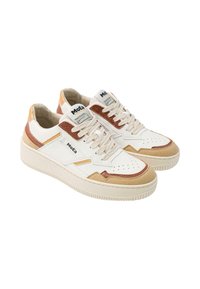 Witte sneakers met suède accenten in bruin en beige, voorzien van een gestructureerde zool, geperforeerde neus en een merklabel op de tong.