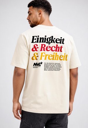 Neverless, HERREN T-SHIRT - DEUTSCHLAND DESIGN NATIONALHYMNE - OVERSIZED - Print T-shirt - hell-beige