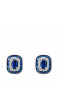 Orecchini a bottone con gemme blu che presentano una pietra rettangolare centrale circondata da pietre più piccole, incastonate in una montatura in metallo argento lucido.
