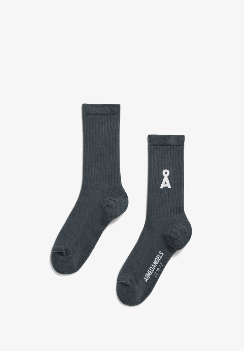 Dunkelgraue gerippte Socken aus einer Baumwollmischung, mit einem weißen Logo und Text an der Seite. Knöchellang mit einem eng anliegenden Sitz.