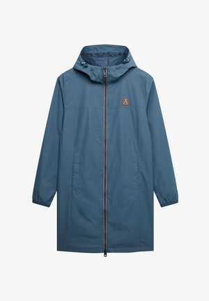 Waterdichte blauwe jas met capuchon, lange mouwen, ritssluiting en een logo op de borst. Kenmerkt zich door elastische cuffs en een lichtgewicht ontwerp.