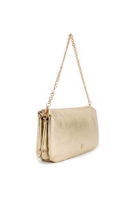 Borsa a spalla in metallo dorato realizzata in ecopelle texturizzata, dotata di una tracolla a catena e di un design pieghevole con lati arricciati.