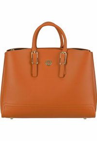 Borsa a tracolla arancione in pelle con doppi manici superiori, chiusura con zip, dettagli in metallo argentato e una superficie testurizzata con un emblema del logo.
