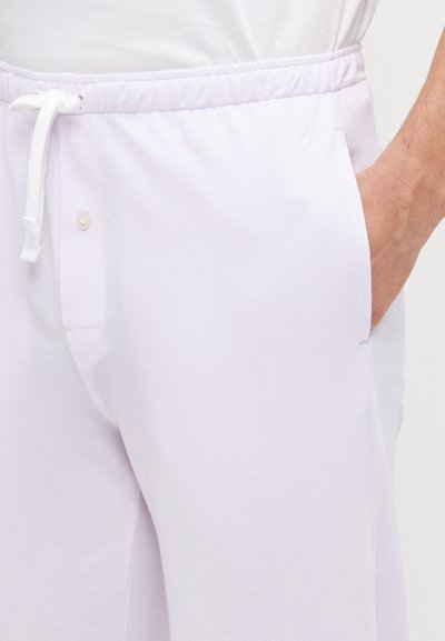 Pantalones de tela texturizada en color lavanda, con cinturilla elástica, cordón ajustable y bolsillos laterales. Cuenta con un cierre de botón único cerca de la cinturilla.