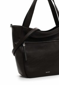 Zwarte leren handtas met een gestructureerde vorm, voorzien van dubbele handvatten, een schouderriem en een voorvak met ritssluiting met een zilverkleurig accent.