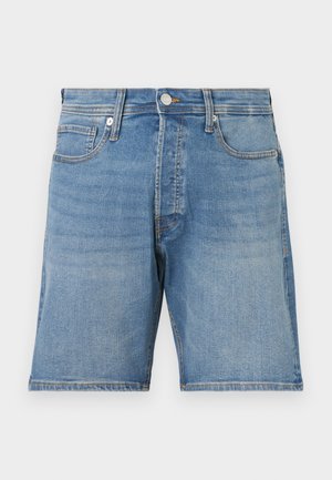 Niebieskie szorty jeansowe z zapięciem na guzik i zamek błyskawiczny, przednimi kieszeniami i kieszonką na monety oraz szlufkami na pasek, prezentowane na jasnym tle.