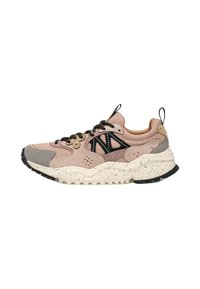Sneaker chunky con pannelli beige, rosa e grigio, lacci neri, suola spessa a macchie nere e bianche, e linguetta e tallone in tessuto nero con tiranti.