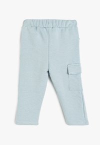 Helle blaue Stretchpants mit einem elastischen Bund, schmaler Passform und einer seitlichen Cargo-Tasche. Hergestellt aus einem weichen Baumwollmischgewebe.