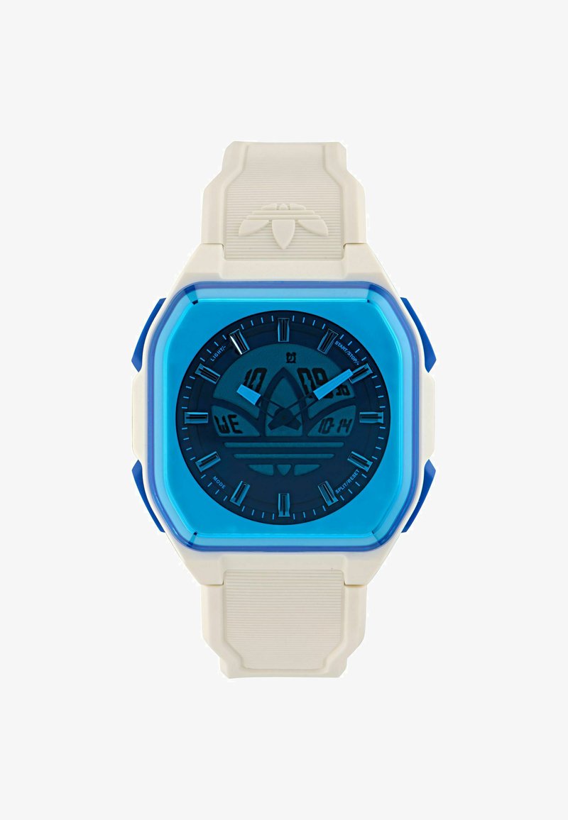 Uhr mit einem quadratischen blauen Rahmen, weißem Band, analog-digitalem Hybrid-Display und dem Adidas-Logo in der Mitte des dunklen Zifferblatts.