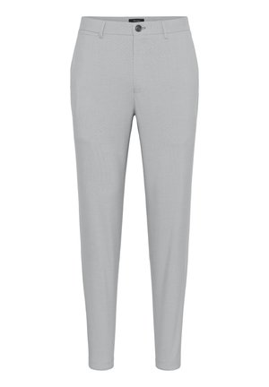Pantaloni gri deschis cu o croială ajustată, având un brâu, buzunare frontale și o închidere cu nasture. Material neted cu o textură subtilă.