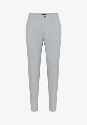 Lichtgrijze broek met een getailleerde pasvorm, voorzien van een tailleband, voorzakken en een knoopsluiting. Soepele stof met een subtiele textuur.