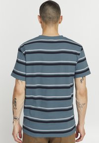 Kortermet t-skjorte med rund hals i horisontale striper i blått, gr�ått og svart. Laget av bomull, med en avslappet passform og myk tekstur.
