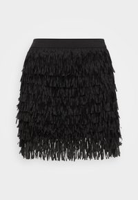 Schwarzer Minirock mit geschichteter Fransenverzierung und festem Taillenbund, vor einem schlichten hellen Hintergrund präsentiert.