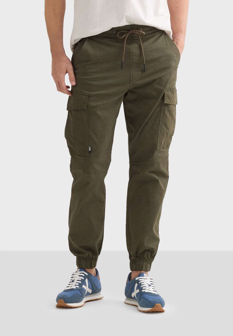 Olijfgroene cargo-broek van lichtgewicht materiaal, met elastische boeien, meerdere zakken en een trekkoord in de taille voor een verstelbare pasvorm.