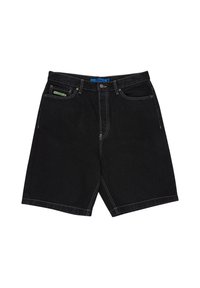 Μαύρα τζιν σορτς με μπροστινές τσέπες, κούμπωμα με κουμπί και φερμουάρ, και ορατή λευκή ραφή γύρω από τις ραφές.