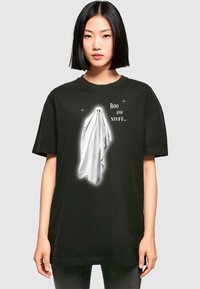 Schwarzes Baumwoll-T-Shirt mit einem weißen Gespenster-Print, das zwei Augen und Sterne zeigt, begleitet von dem Text "Boo AND STUFF..." in Weiß.
