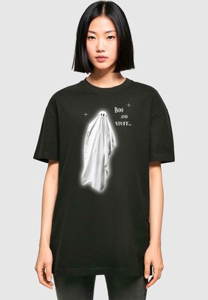 Schwarzes Baumwoll-T-Shirt mit einem weißen Gespenster-Print, das zwei Augen und Sterne zeigt, begleitet von dem Text "Boo AND STUFF..." in Weiß.