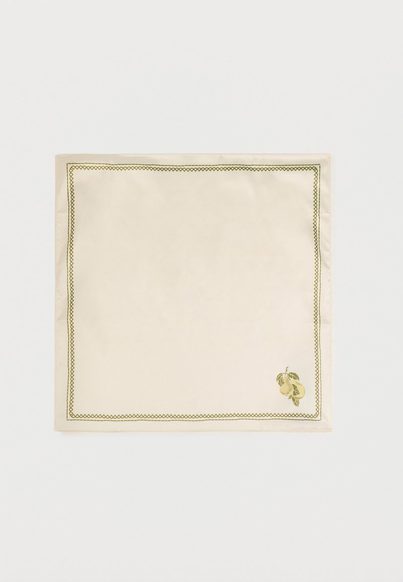 Serviette carrée de couleur crème avec une bordure cousue vert olive et un petit groupe de poires et de feuilles dans le coin inférieur droit.