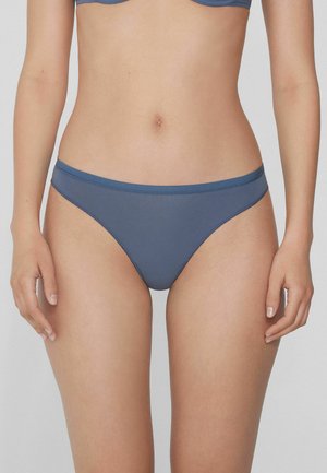 Culotte de bikini bleue avec une texture lisse, une coupe basse et une ceinture contrastante. Le tissu semble élastique et moulant.