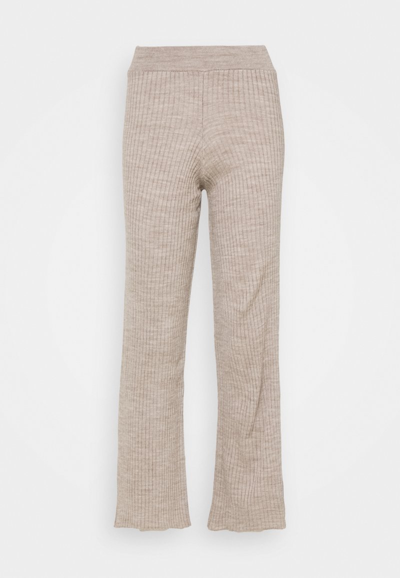 Pantalon beige en maille côtelée avec une large ceinture élastique et une ouverture de jambe légèrement évasée sur fond blanc.