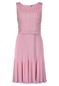Różowa sukienka bez rękawów z haftowanym topem z diamentowym wzorem, przechodząca w plisowaną spódnicę o zwiewnym dołku.