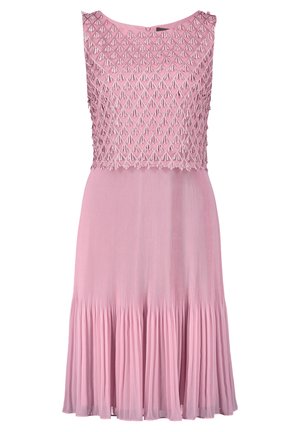Mouwloze roze jurk met een geborduurde top die een diamanten patroon heeft, overgaand in een geplooide rok met een vloeiende zoom.
