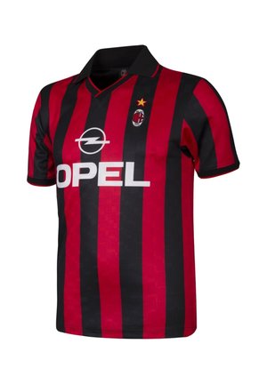 Rood en zwarte gestreepte voetbalshirt met kraag, voorzien van het Opel-logo en het AC Milan-embleem, vervaardigd uit slank synthetisch materiaal.