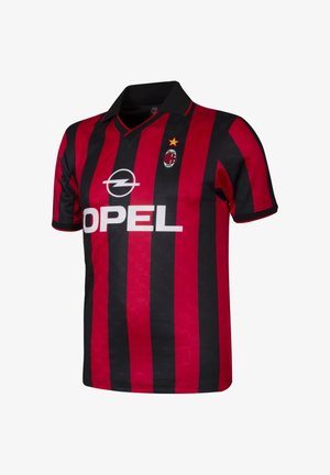 Rood en zwarte gestreepte voetbalshirt met kraag, voorzien van het Opel-logo en het AC Milan-embleem, vervaardigd uit slank synthetisch materiaal.