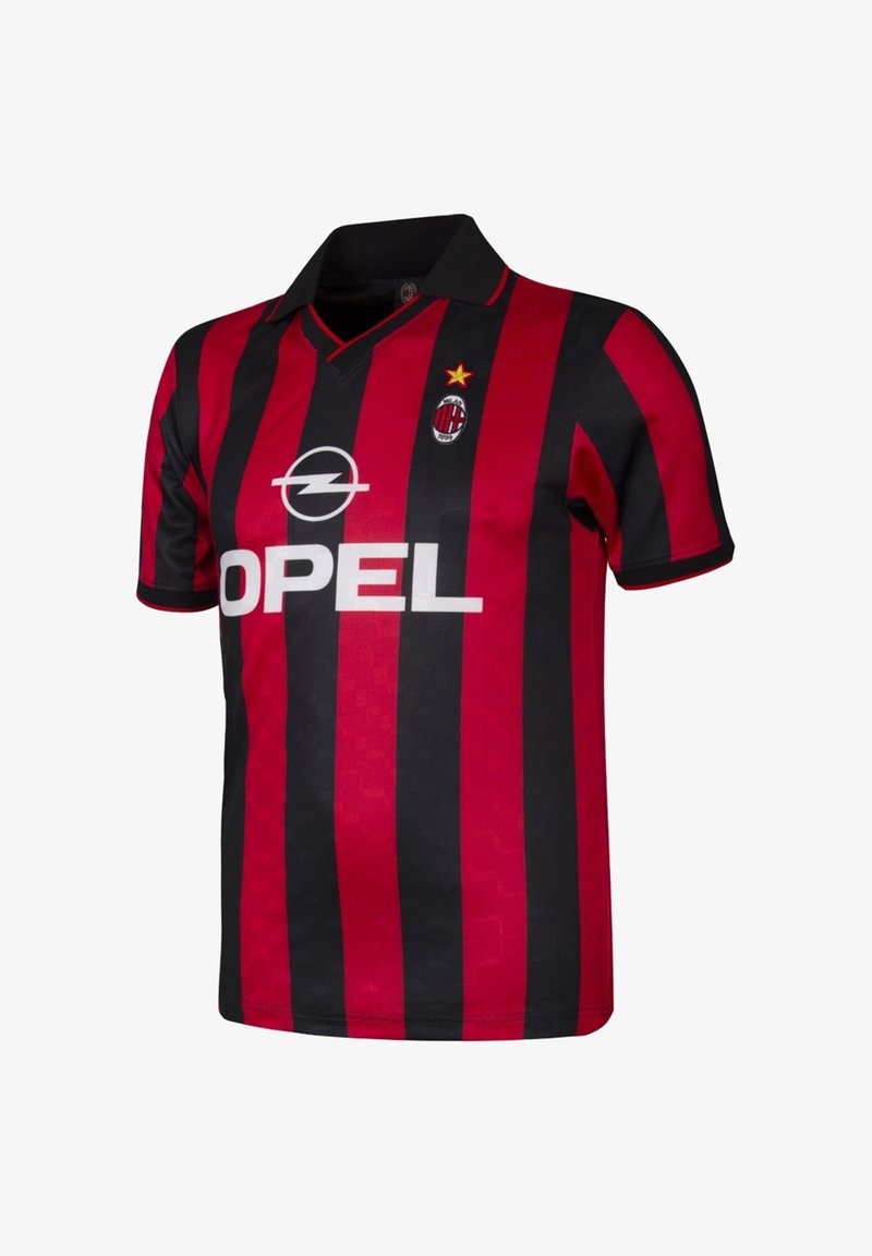 Rood en zwarte gestreepte voetbalshirt met kraag, voorzien van het Opel-logo en het AC Milan-embleem, vervaardigd uit slank synthetisch materiaal.