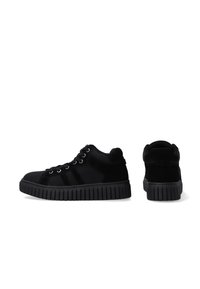 Schwarze High-Top-Sneaker aus einer Kombination von strukturiertem Wildleder und glattem Material, mit grauen Schnürsenkeln, einer dicken gerippten Sohle und drei Streifen.