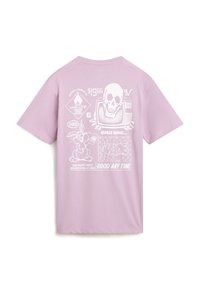 T-shirt rose clair avec des motifs graphiques blancs, comprenant un crâne, un lapin de dessin animé et des éléments de texte. Manches courtes, coupe standard.