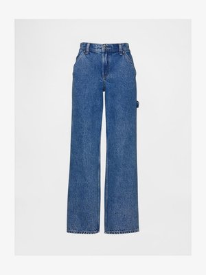 Sinine teksakangast avara säärega püksid kõrge vöökohaga, millel on ees nööbiga sulgumine, viis taskut ja toorena lõigatud ääred varrukatel.