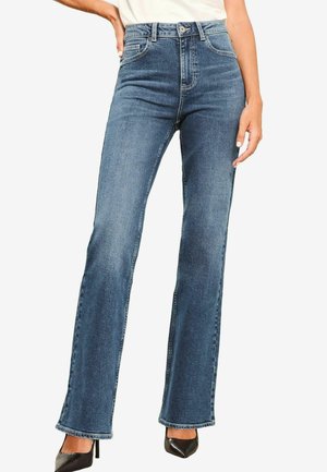 Jeans en denim bleu taille haute avec une jambe évasée, comprenant un design classique à cinq poches et un subtil délavage pour la texture.