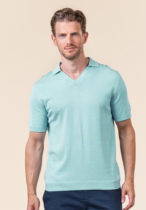 Helles blaues kurzärmliges Strick-Polohemd mit V-Ausschnitt und gerippten Bündchen, das eine glatte Textur und einen figurbetonten Schnitt aufweist.