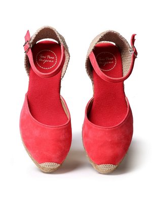 Rode suede espadrilles met een ronde neus, open hielontwerp en zolen van natuurlijke vezels. Voorzien van een verstelbare enkelriem en textielen voering.