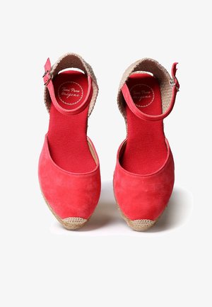 Espadrilles en daim rouge avec un bout arrondi, un design à talon ouvert et des semelles en fibres naturelles. Équipées d'une sangle ajustable à la cheville et d'un revêtement en textile.
