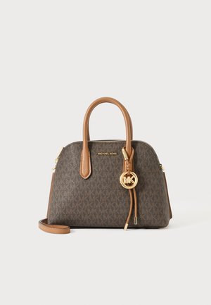 Borsa Michael Kors marrone con manici color cuoio, ciondolo logo dorato e motivo MK discreto, abbinata a tracolla removibile.