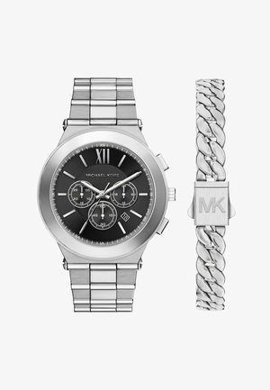 Zilveren Michael Kors horloge met zwarte chronograaf wijzerplaat en Romeins cijfer XII, samen met bijpassende zilveren schakelarmband met MK-sluiting.