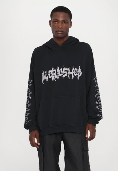 Sudadera negra de mezcla de algodón, con un atrevido texto gráfico en blanco en el frente y diseños intrincados en las mangas. Bolsillo tipo canguro en la parte frontal.