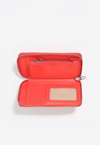 Cartera de cuero roja con cierre de cremallera. Presenta múltiples ranuras para tarjetas, una ventana transparente para identificación y un forro interior texturizado.