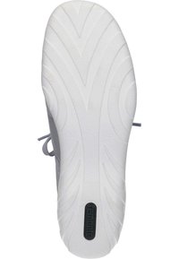 Baskets blanches avec une semelle en caoutchouc texturé. Les caractéristiques incluent des rainures incurvées pour une adhérence et un petit logo noir. Les lacets sont gris.