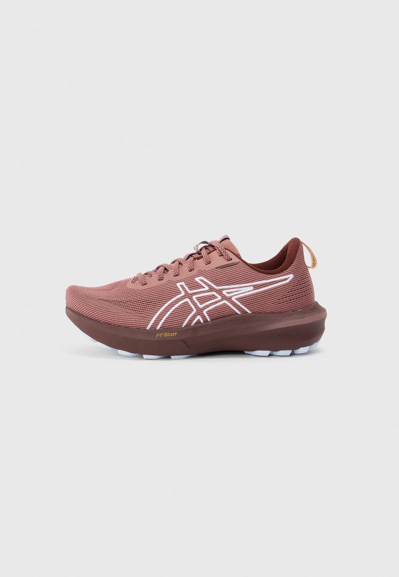 Laufschuhe in einer staubigen Rosafarbe mit weißen Akzenten. Oberschicht aus Mesh, strukturierte Sohle und gepolsterte Zwischensohle mit der Bezeichnung "FFBlast".