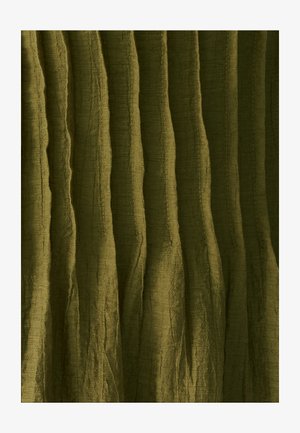 Mugava roheline kangas vertikaalsete voldikute ja ebaregulate joontega, näidates kortsunud pinda ja pehmet, kergelt säravat viimistlust.
