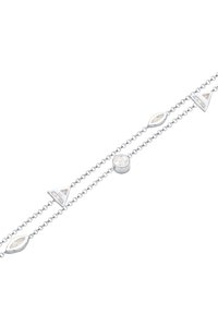 Silver kedja armband med geometriska former, inklusive trianglar och en oval, med växlande släta och strukturerade ytor.