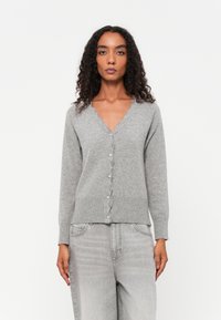 Cardigan cinza de malha com decote em V com borda, bot�ões de pérola na frente e punhos canelados. Textura suave com um design ajustado.