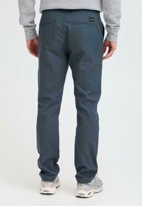 Herre navy blue bukser i et glat, letvægtsstof, med en traditionel pasform, baglommer og et brandet mærke.