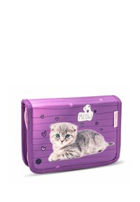 Lila Geldbörse mit Reißverschluss, die ein Grafik eines Kätzchens mit blauen Augen, verstreuten Herzen und dem Text "MEOW" auf einem linierten Hintergrund zeigt. Texturierte Stoffoberfläche.