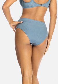 Bikini w wysokim stanem, wykonany z prążkowanego materiału, w jasnoniebieskim kolorze, z gładką talią i lekko wyciętymi nogawkami dla wygody.