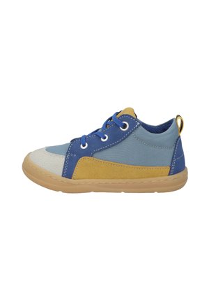 Legerer Kindersneaker mit blauen und gelben Einsätzen, blauen Schnürsenkeln, beiger Zehenkappe und hellbrauter Gummisohle vor weißem Hintergrund.