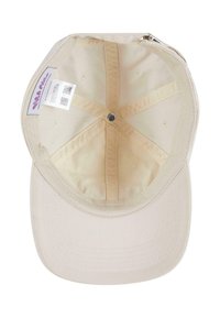 Gai bēšs cepure ar apaļu kroni, mīksts auduma iekšējais materiāls, izšūšanas detaļas un mazs metāla pogas aizdare centrā virsū.